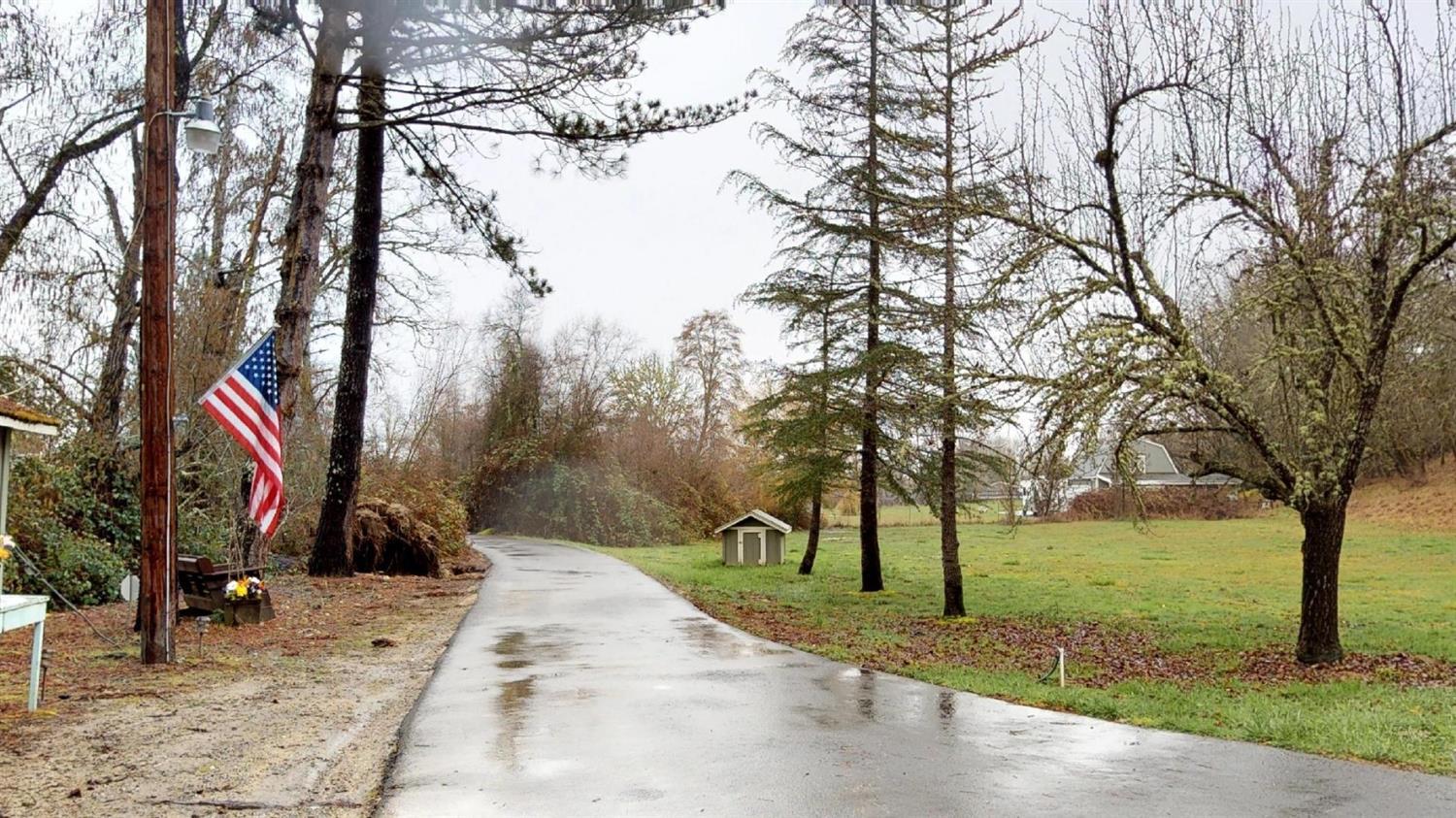4114 Upper River Road Grants Pass, OR 97526 - Photo 4 of 24 Drive Way up to the House