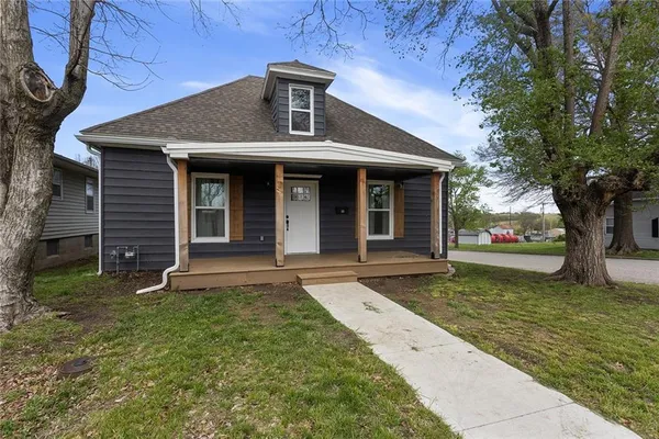 $245,000 | 10 West Broadway Street, Higginsville, MO 64037