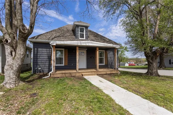 $245,000 | 10 West Broadway Street, Higginsville, MO 64037