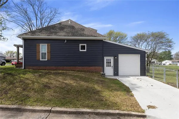 $245,000 | 10 West Broadway Street, Higginsville, MO 64037