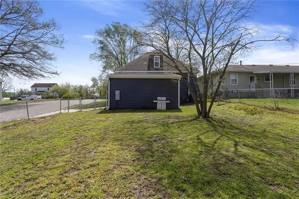 $245,000 | 10 West Broadway Street, Higginsville, MO 64037