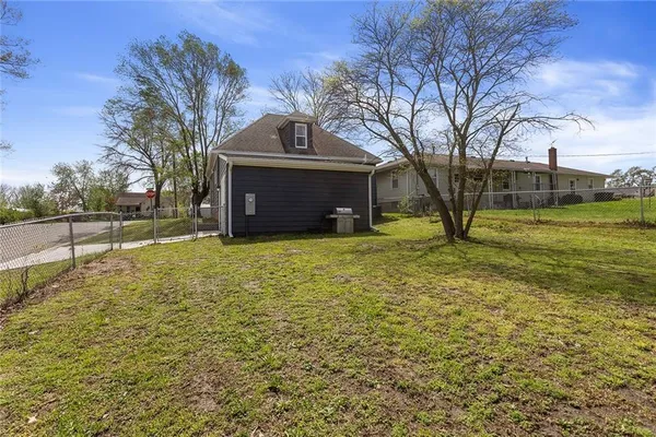 $245,000 | 10 West Broadway Street, Higginsville, MO 64037