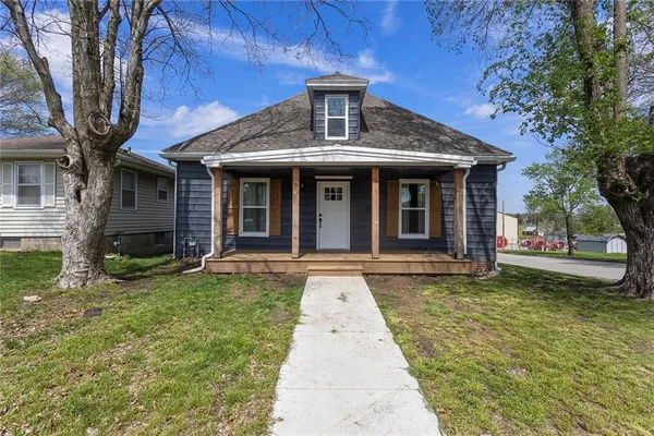 $245,000 | 10 West Broadway Street, Higginsville, MO 64037