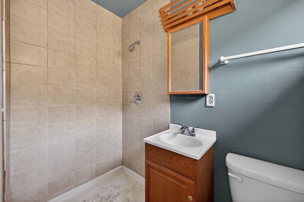 1495 Miners Spring Road Placerville, CA 95667 - Photo 29 of 43 Primary Bath...needs shower curtain