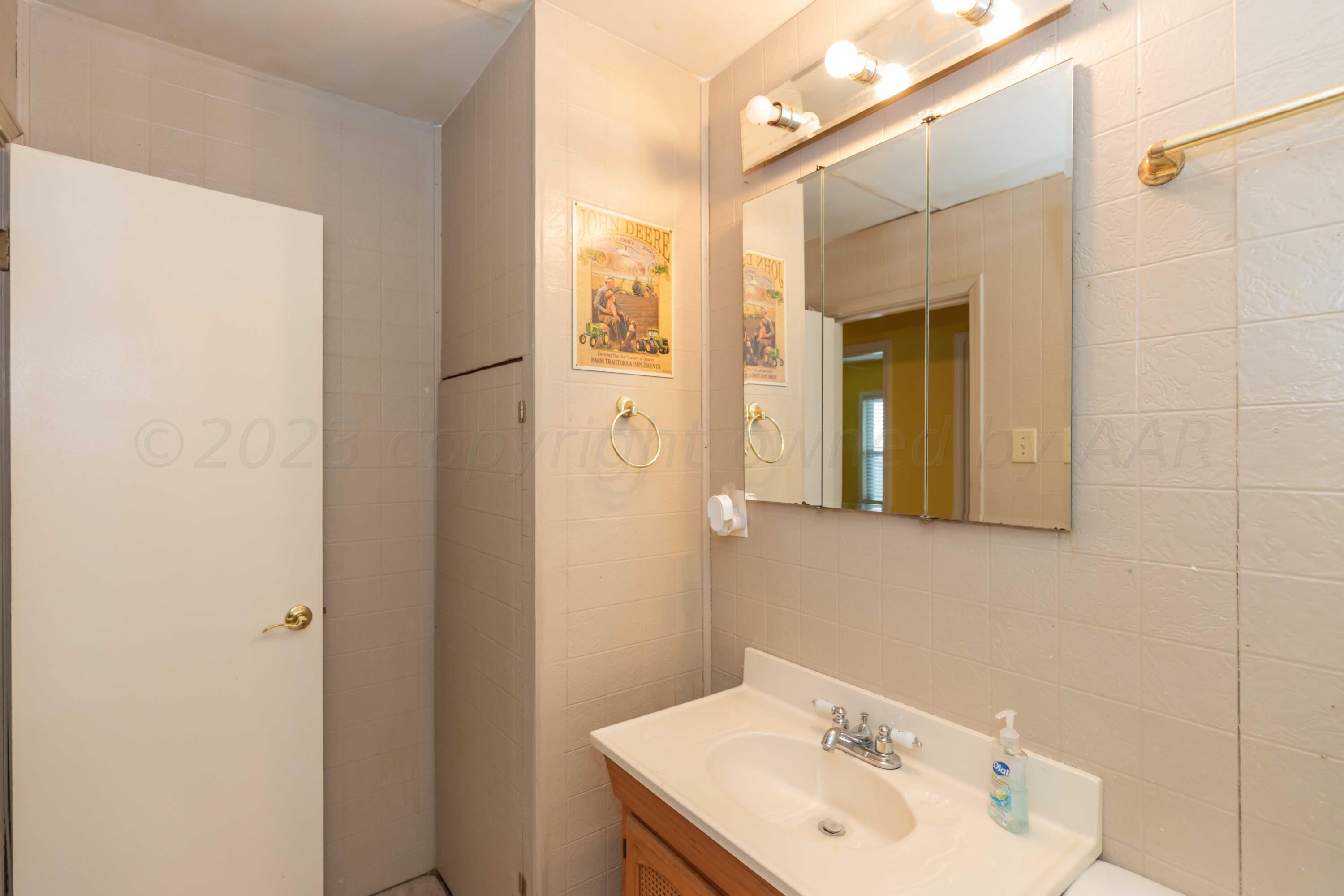 14213 Indian Hill Road Amarillo, TX 79124 - Photo 28 of 39 BATHROOM 2 VIEW 3