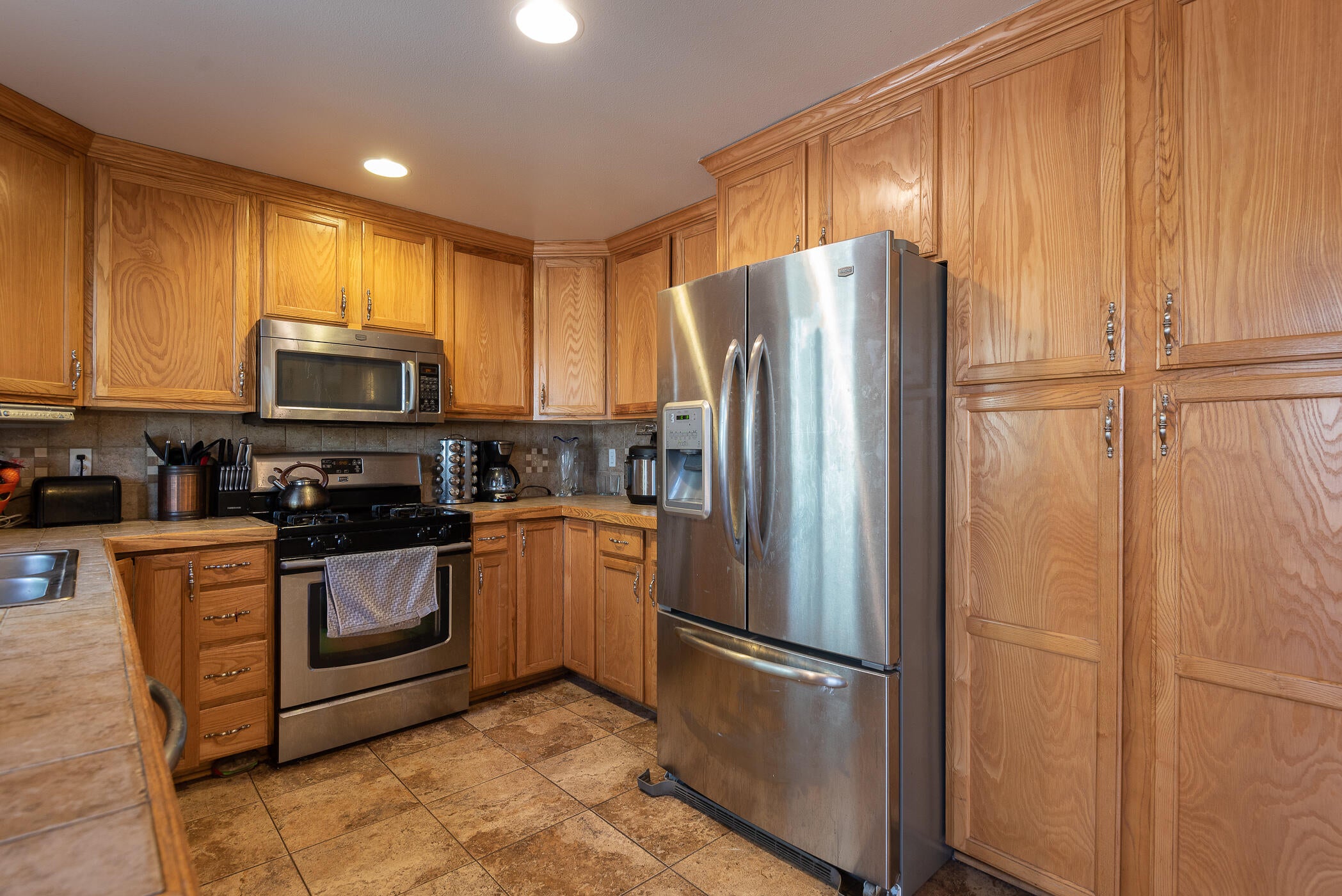 1543 Glacier Ridge Road Bend, OR 97701 - Photo 6 of 24 06 Kitchen