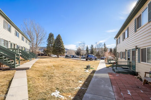 a view of a yard in front of a building