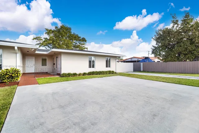 a view of an house with backyard and swimming pool