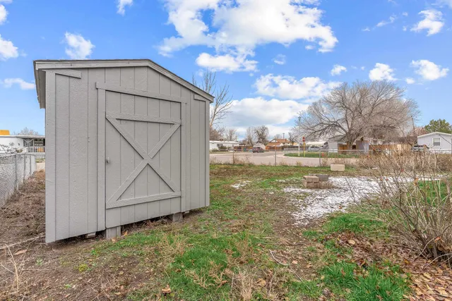 a view of a house with backyard and garden