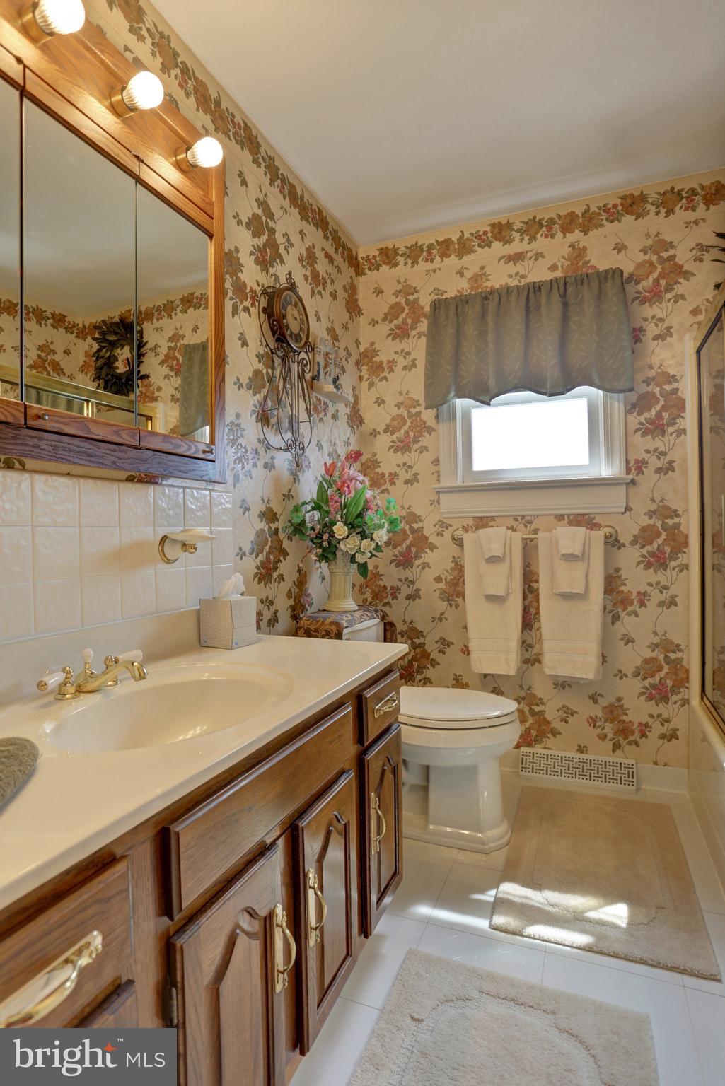 5135 Arney Road Harrisburg, PA 17111 - Photo 29 of 38 Upstairs full bathroom