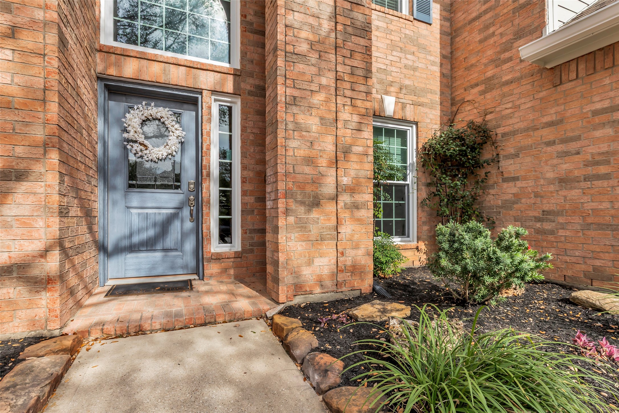 21618 Hannover Forest Spring, TX 77388 - Photo 2 of 32 Welcoming front entryway with classic brink detail.
