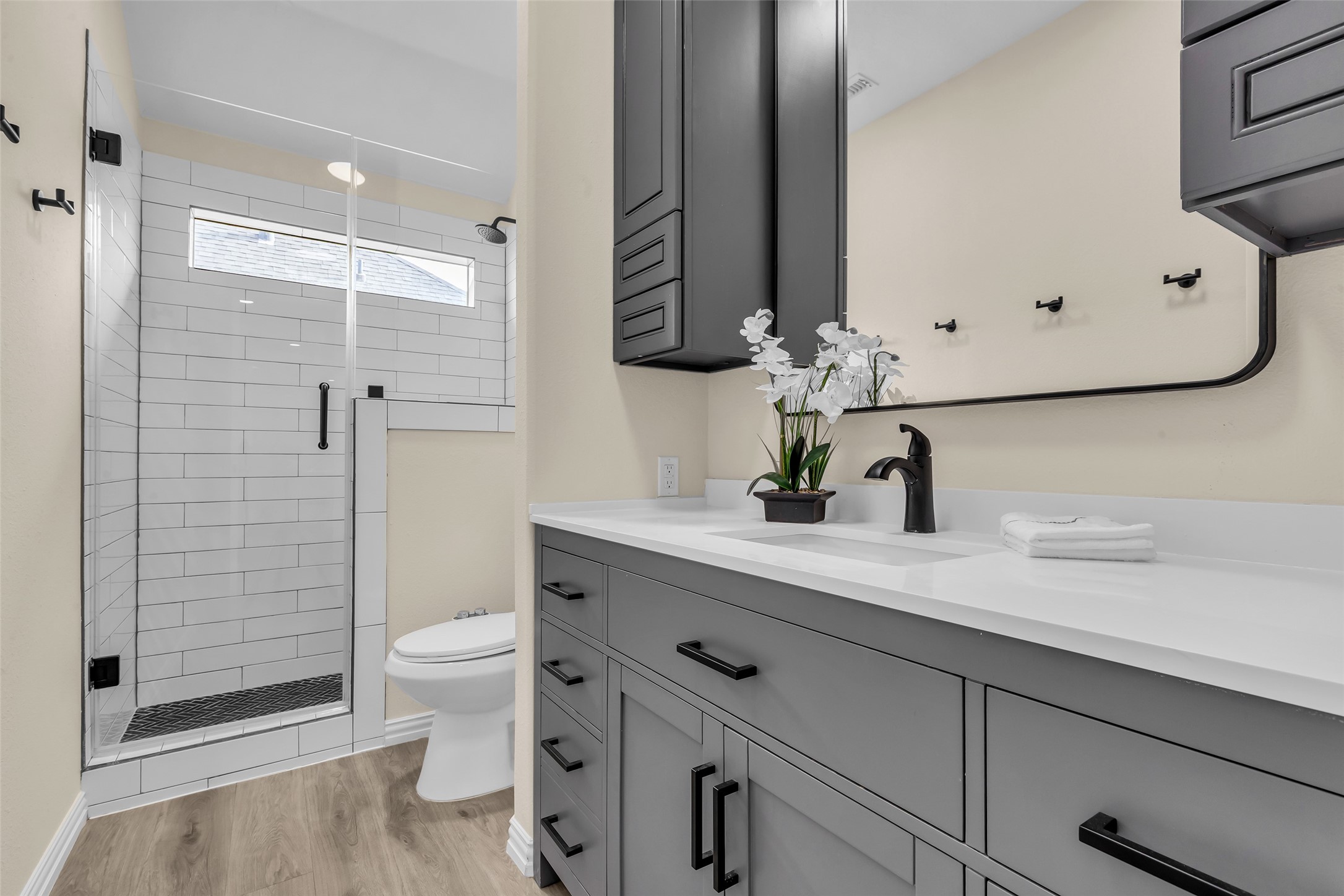 21618 Hannover Forest Spring, TX 77388 - Photo 25 of 32 Upstairs bathroom.