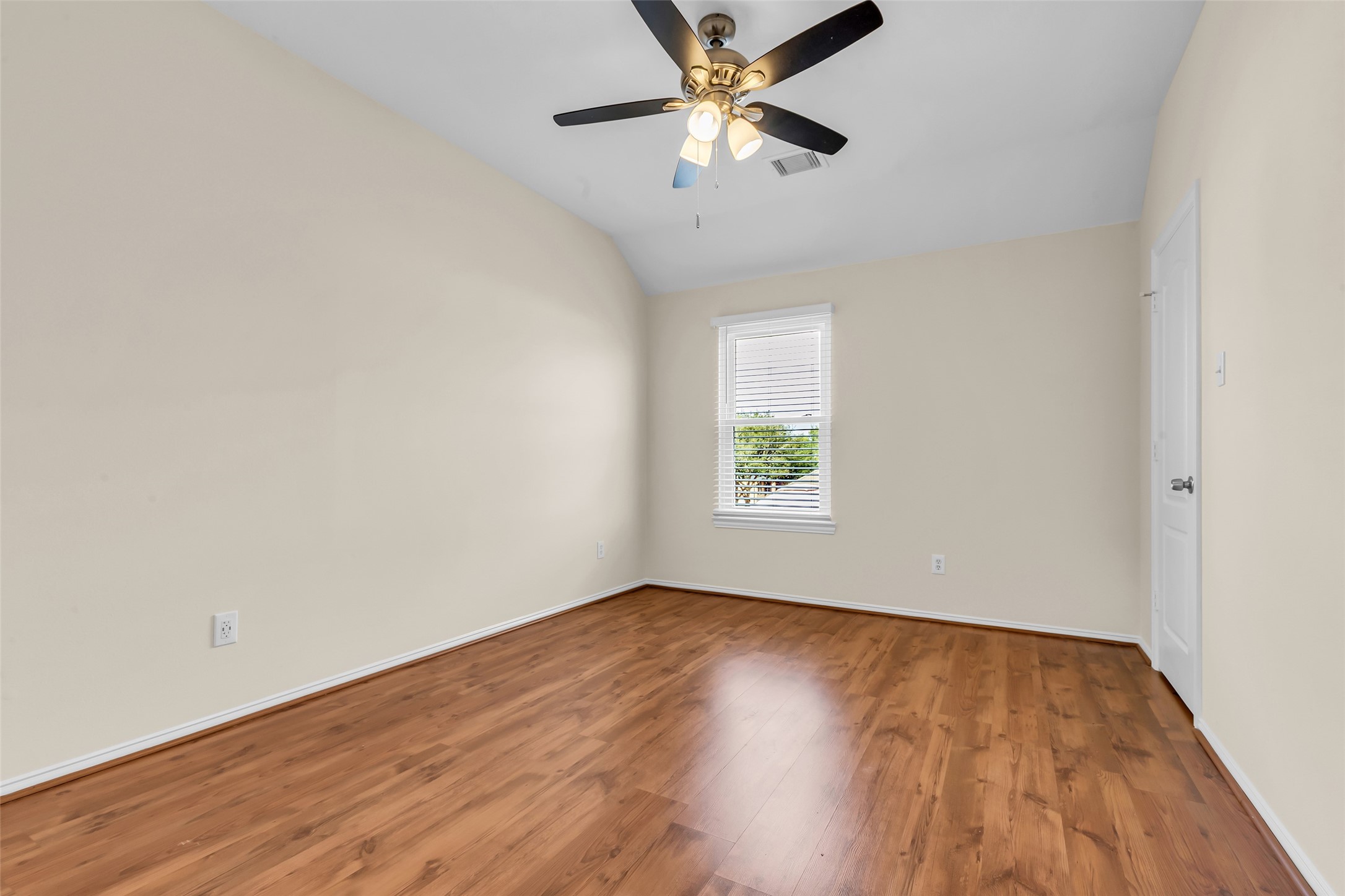 21618 Hannover Forest Spring, TX 77388 - Photo 28 of 32 Upstairs bedroom 1