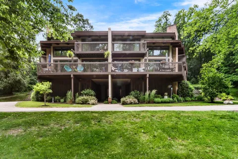 $639,000 | 850 Hillside Drive, Unit GG1, Fontana, WI 53125