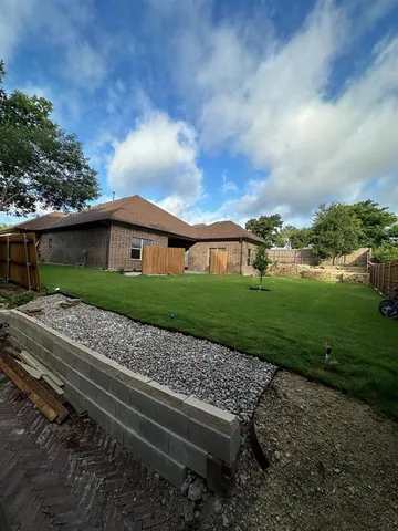 a view of house with a yard