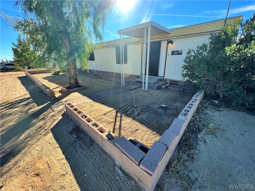 171 South Houck Road Golden Valley, AZ 86413 - Photo 2 of 36 a view of a house with backyard
