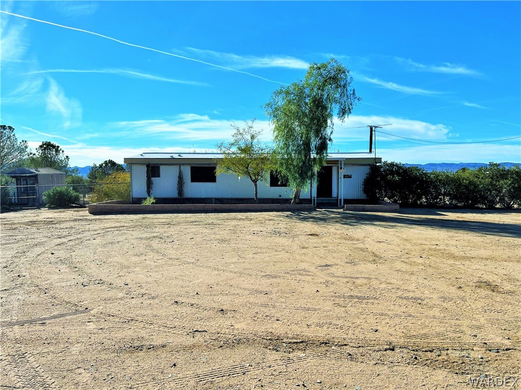 171 South Houck Road Golden Valley, AZ 86413 - Photo 3 of 36 a front view of house with a yard