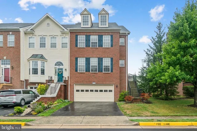 a view of house with garden and entryway