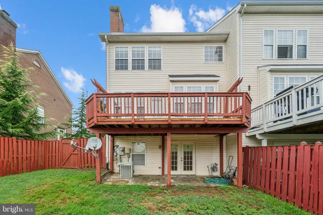 a view of an house with backyard and deck