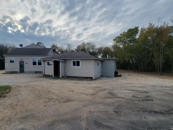 a view of a house with a backyard