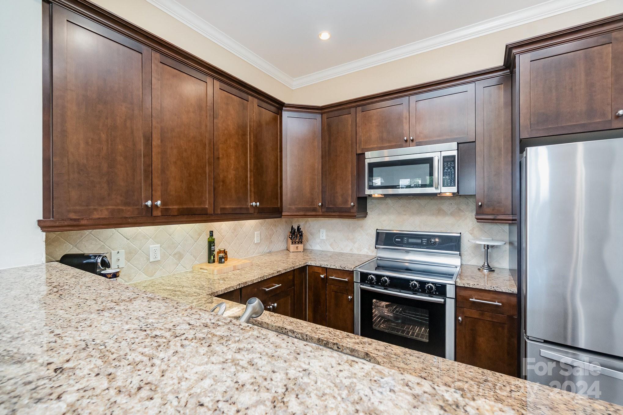 5425 Closeburn Road, Unit 213 Charlotte, NC 28210 - Photo 14 of 32 a kitchen with a refrigerator stove and sink