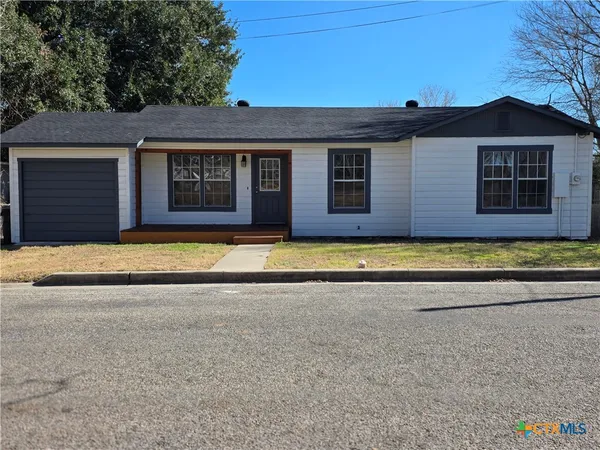 $219,000 | 116 East 14th Street, Shiner, TX 77984
