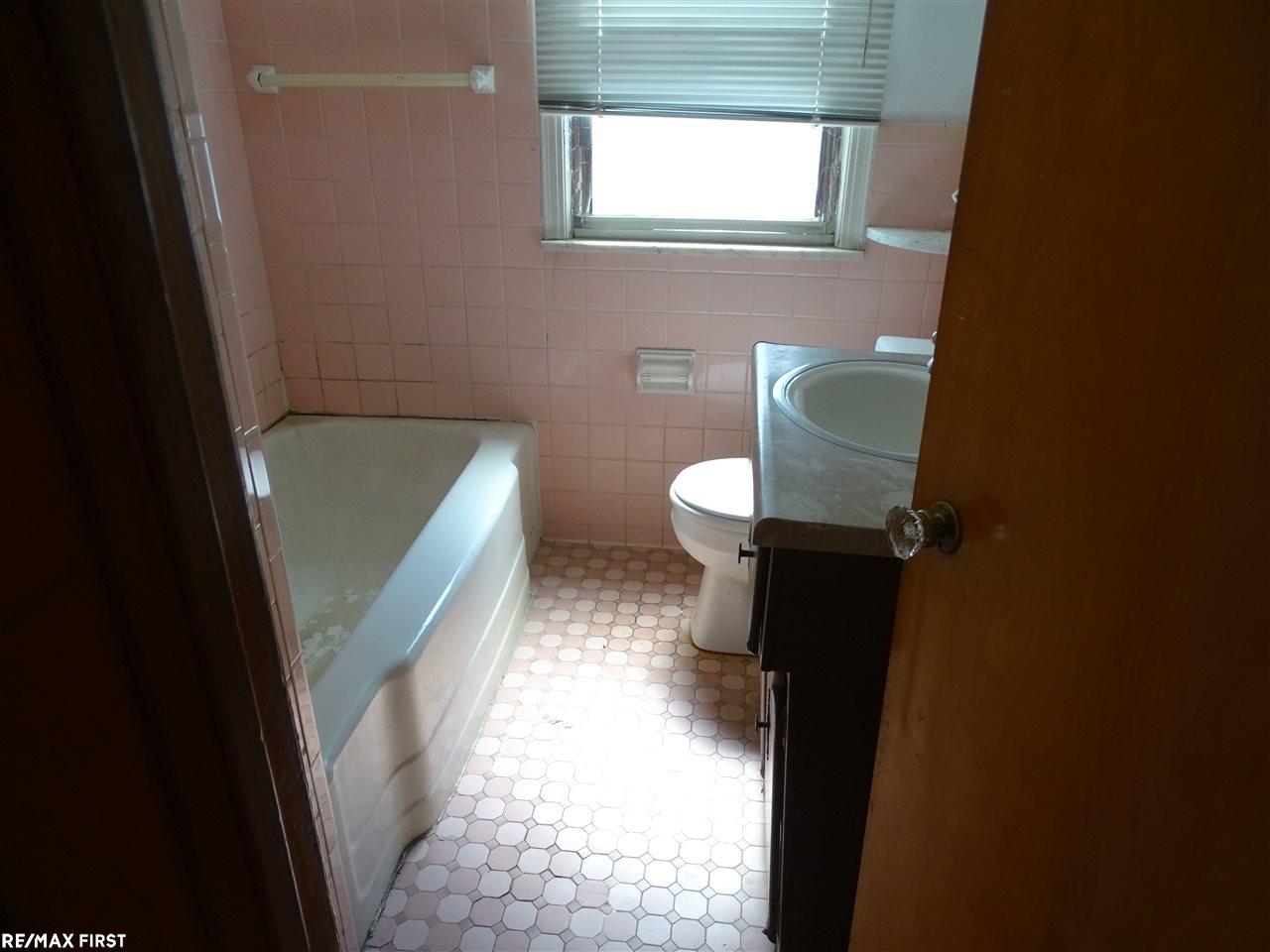 32295 Ruehle Avenue Warren, MI 48093 - Photo 12 of 27 31329000-11.JPG