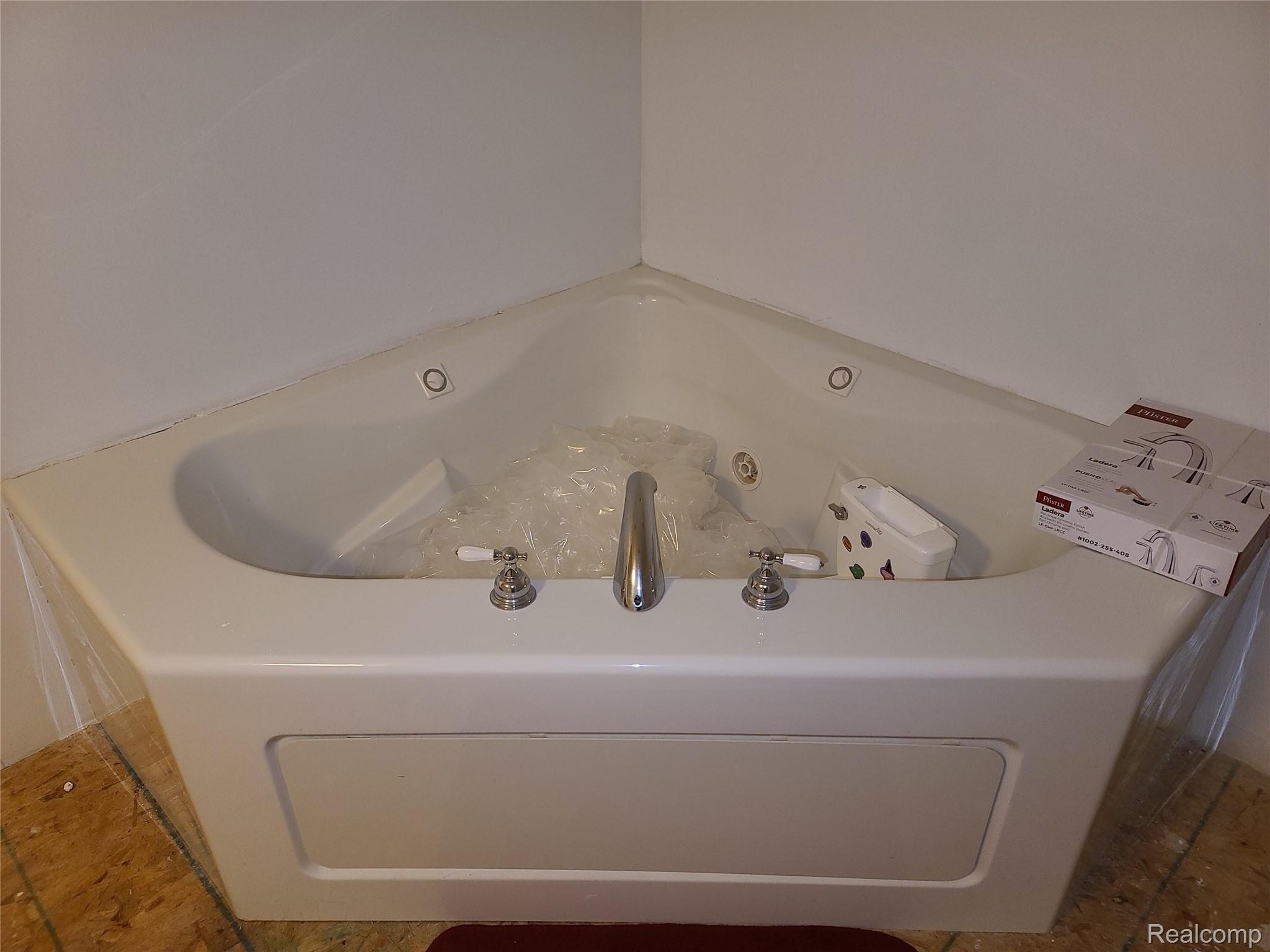 4747 Bancroft Road Durand, MI 48429 - Photo 18 of 26 tub.jpg