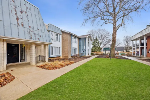 $209,900 | 9808 Karlov Avenue, Unit D, Oak Lawn, IL 60453