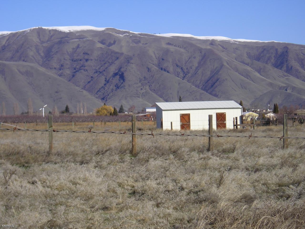 2681 Rosenkranz Road Tieton, WA 98947 - Photo 4 of 11 a view of a dry yard with a house