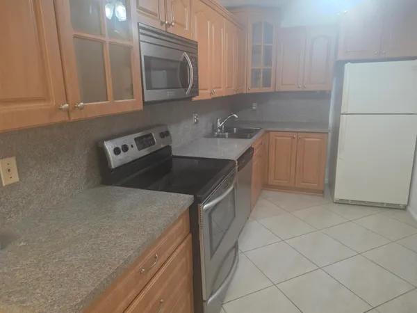 $2,000 | 959 Southeast 2nd Avenue, Unit 214, Deerfield Beach, FL 33441