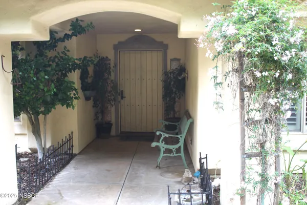 a view of entryway with a tree