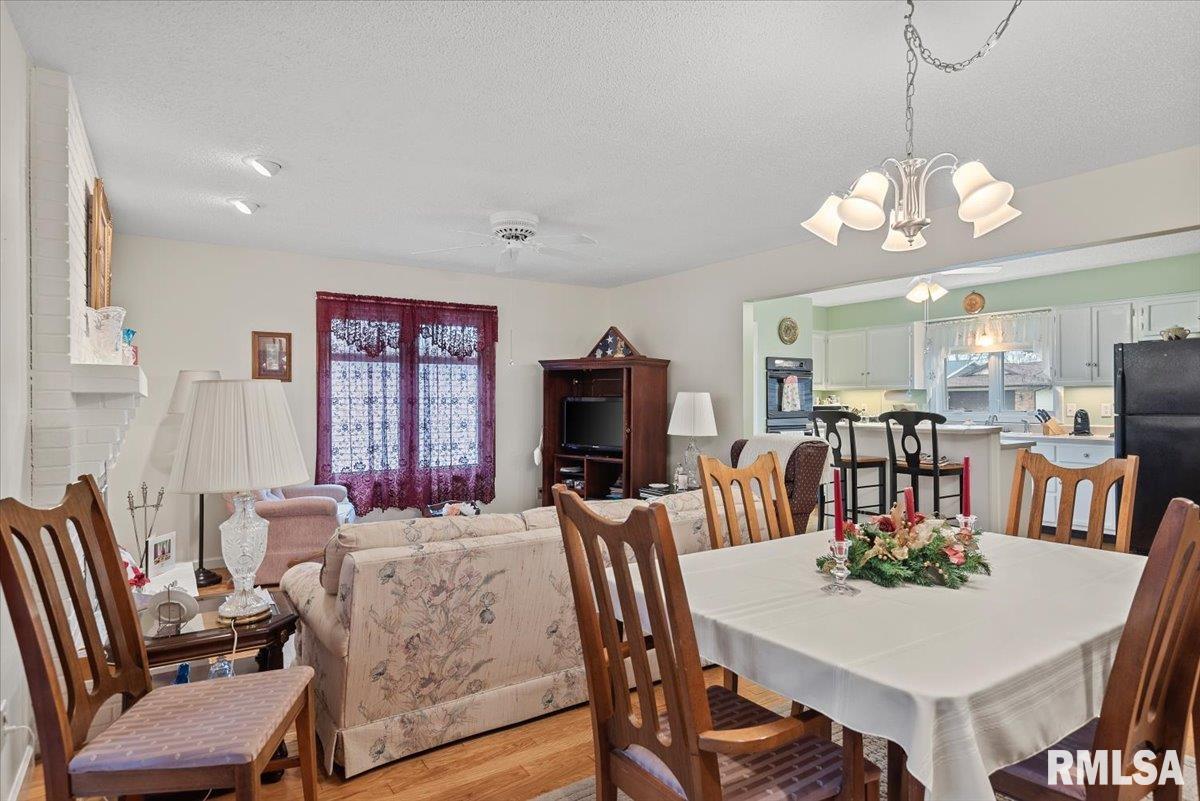 17 Hollybrook Drive Springfield, IL 62702 - Photo 5 of 36 Gallery Image 5