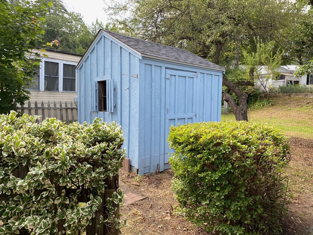 42 Adams Road, Unit 25 Greenfield, MA 01301 - Photo 6 of 37 a backyard of a house