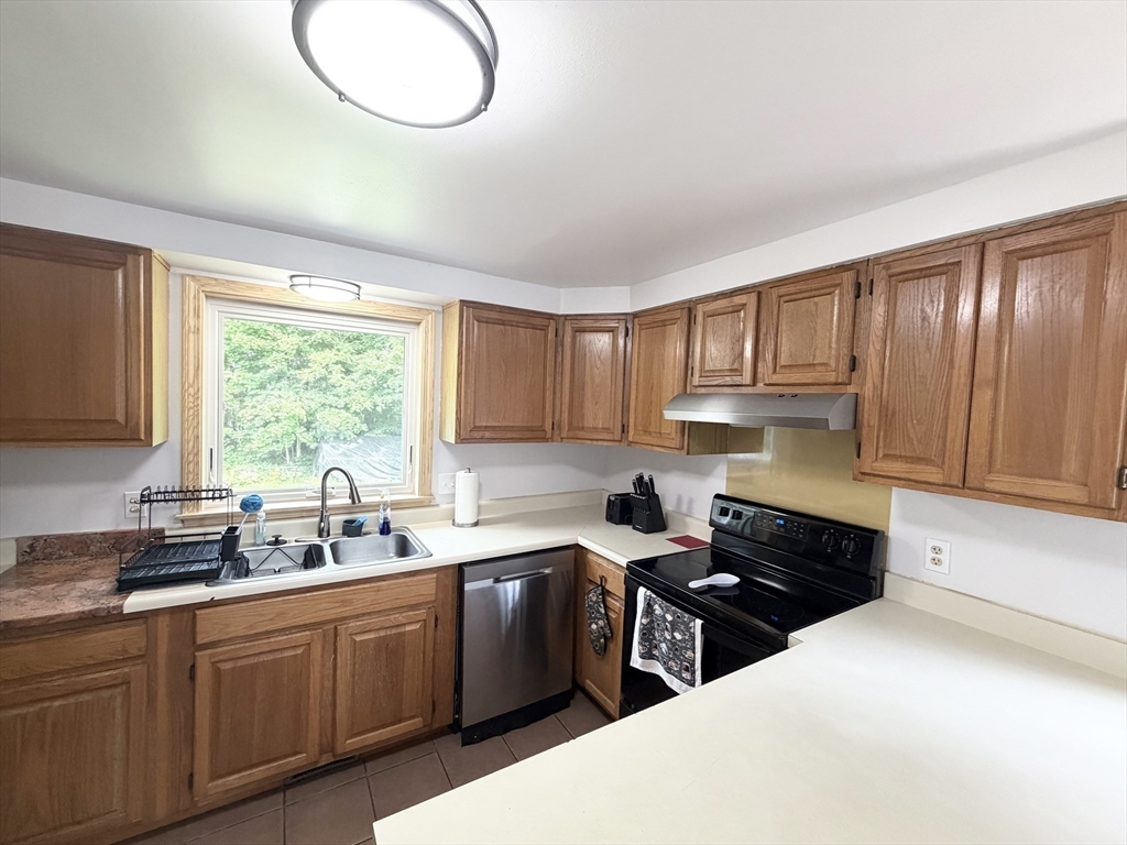 28 Armory Road Southbridge, MA 01550 - Photo 5 of 32