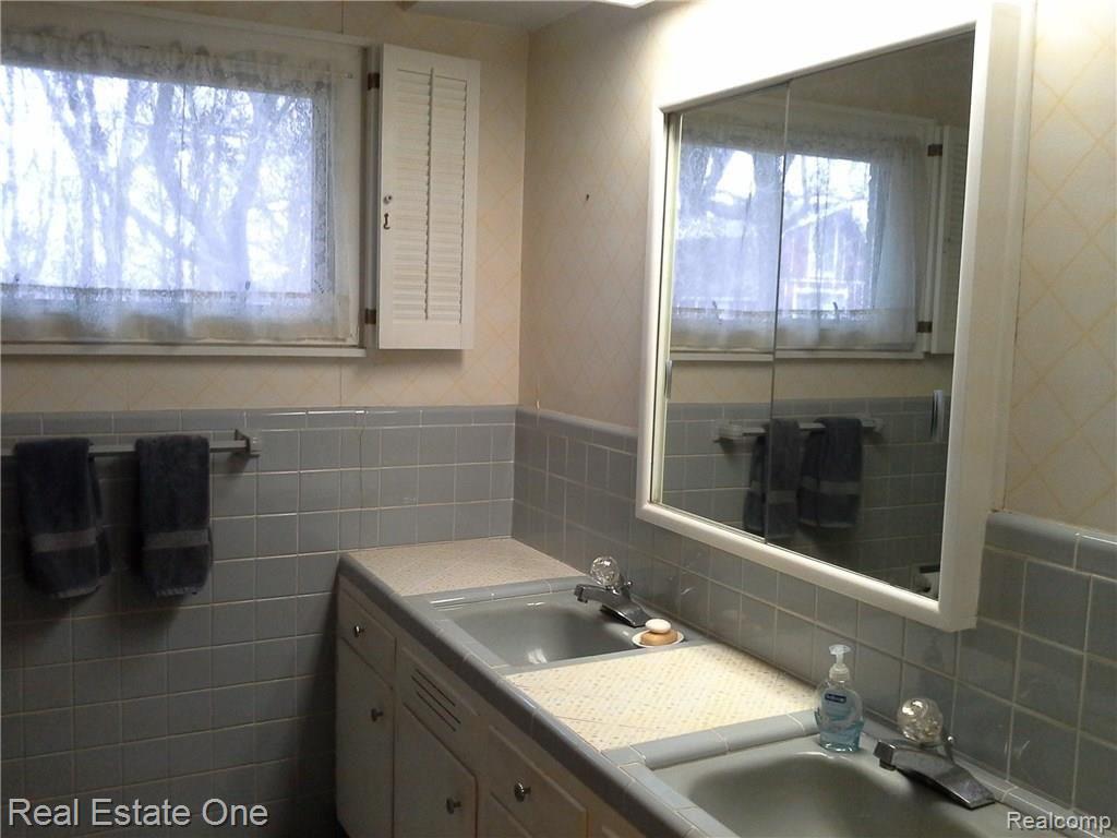 36900 West Eleven Mile Road Farmington, MI 48331 - Photo 18 of 70
