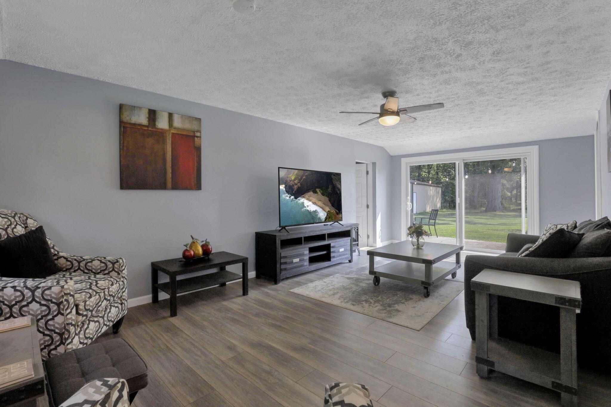 930 Hibbs Road Grove City, OH 43123 - Photo 16 of 45 Living room