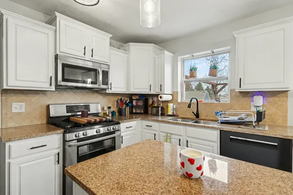 $330,000 | 1754 Grovenberg Court, Vicksburg, MI 49097