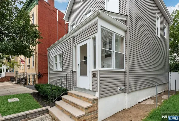 $2,800 | 204 Forest Street, Unit 2, Montclair, NJ 07042