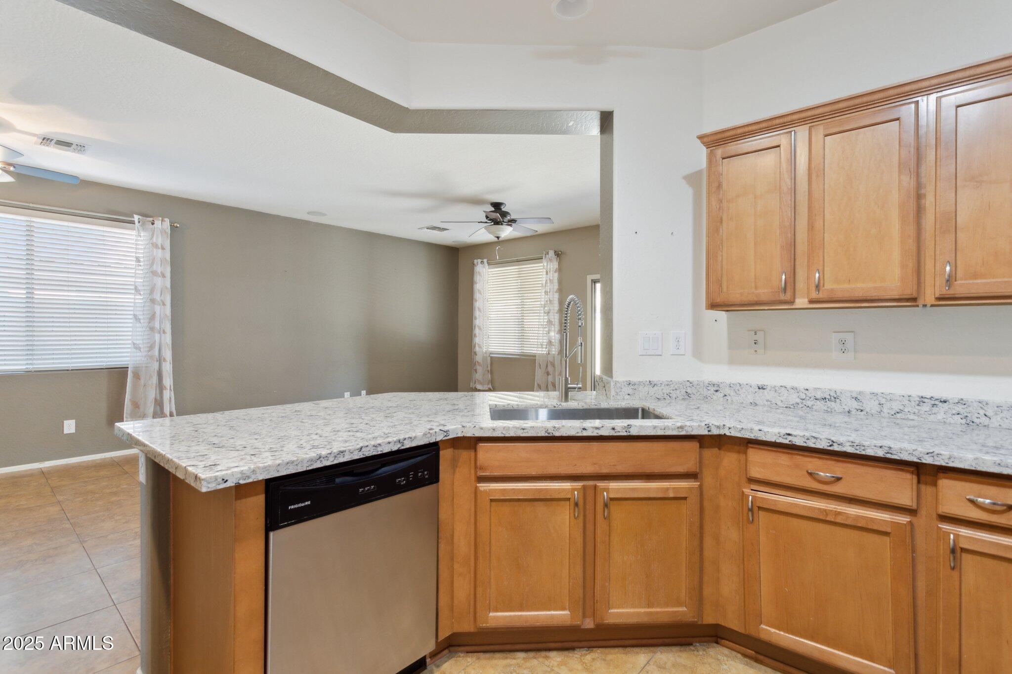 38213 North Raleigh Way Phoenix, AZ 85086 - Photo 11 of 41 Kitchen
