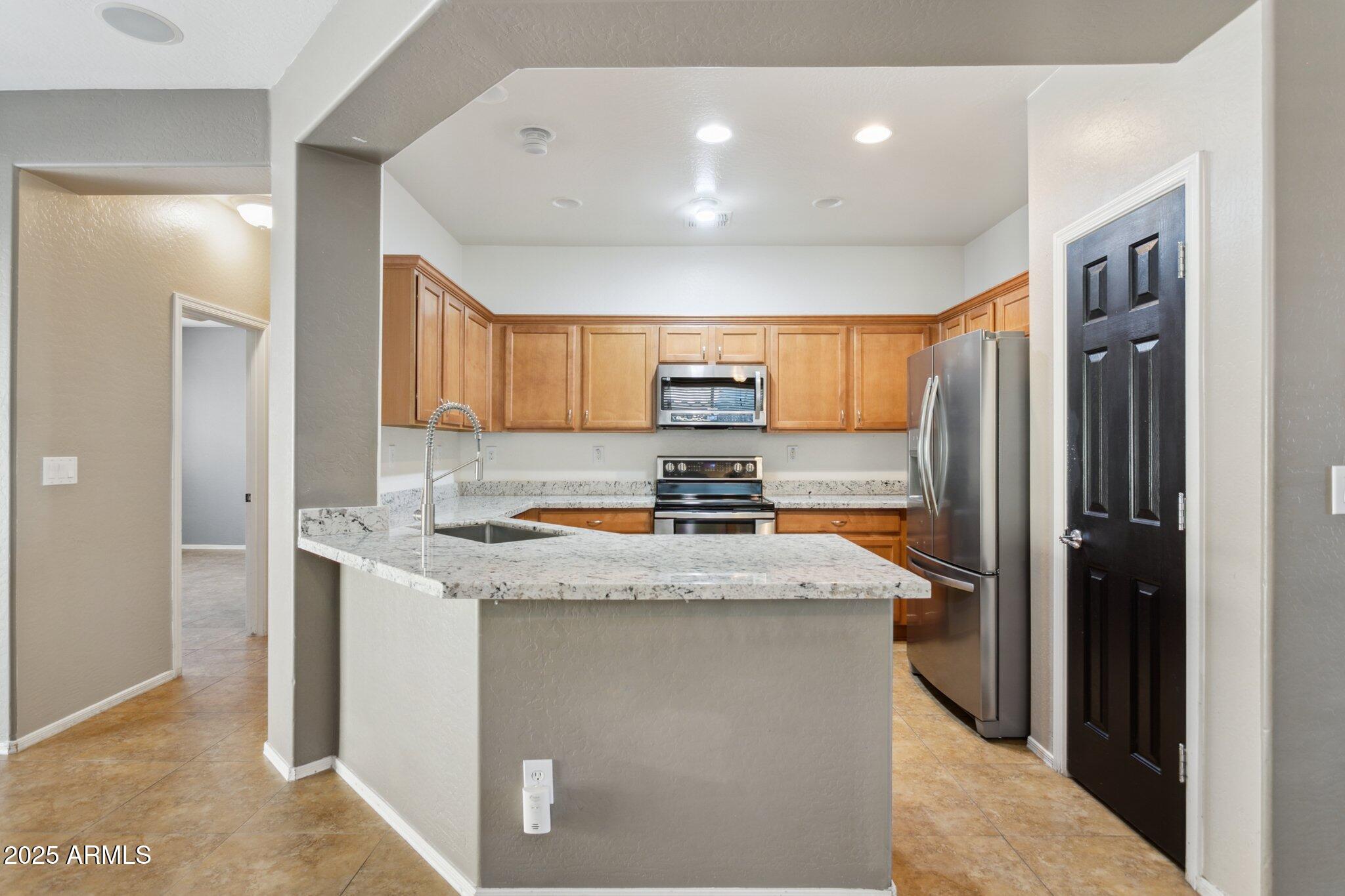 38213 North Raleigh Way Phoenix, AZ 85086 - Photo 9 of 41 Kitchen