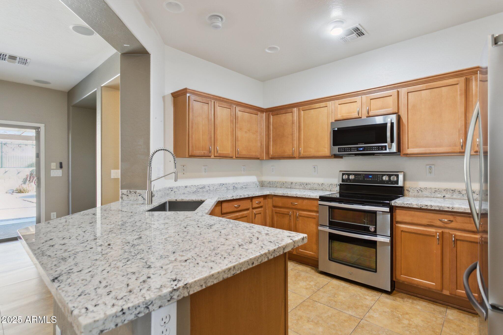 38213 North Raleigh Way Phoenix, AZ 85086 - Photo 10 of 41 Kitchen