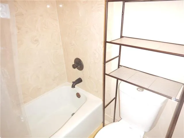 $2,300 | 2033 South Glencove Lane, Gretna, LA 70056