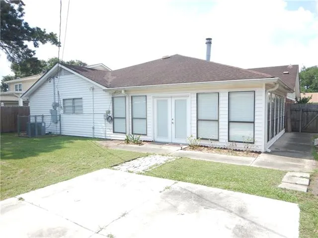 $2,300 | 2033 South Glencove Lane, Gretna, LA 70056