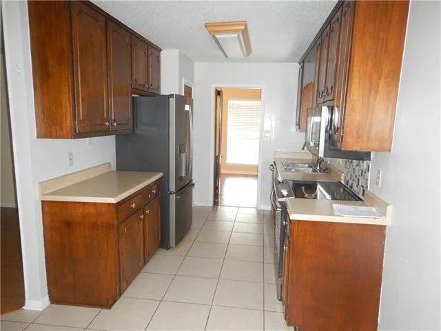 $2,300 | 2033 South Glencove Lane, Gretna, LA 70056