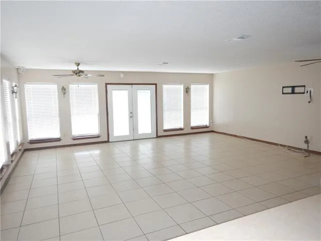 $2,300 | 2033 South Glencove Lane, Gretna, LA 70056