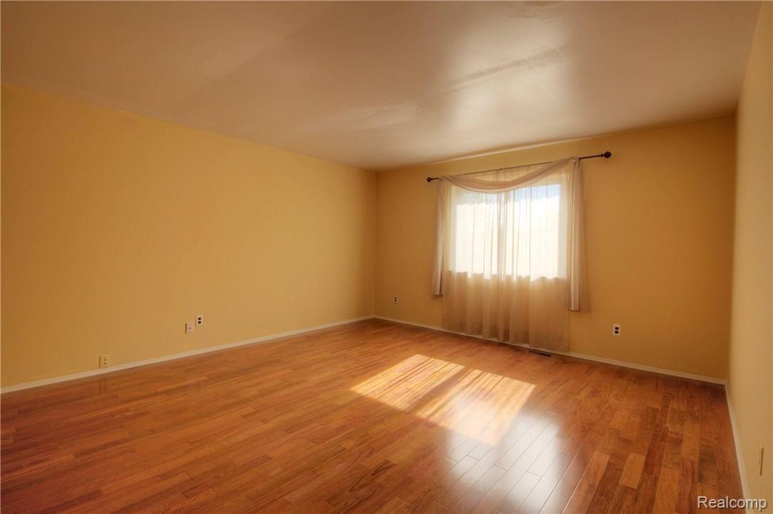 7458 Kingsbridge Road Canton, MI 48187 - Photo 19 of 39 19 MB.jpg