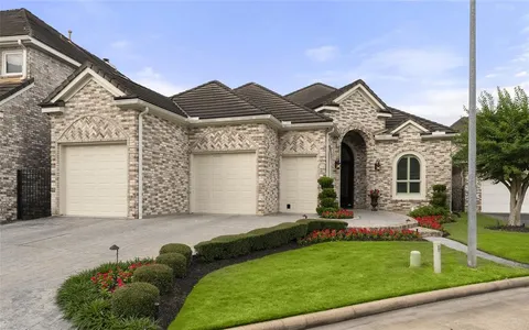 $689,000 | 2722 North Southern Oaks Drive, Houston, TX 77068