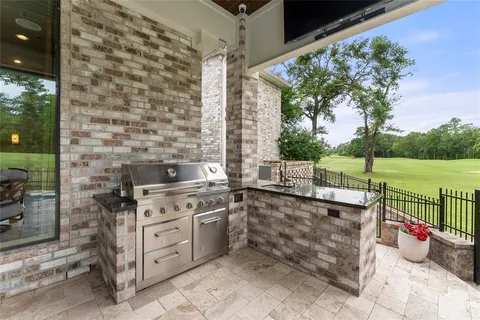 $689,000 | 2722 North Southern Oaks Drive, Houston, TX 77068