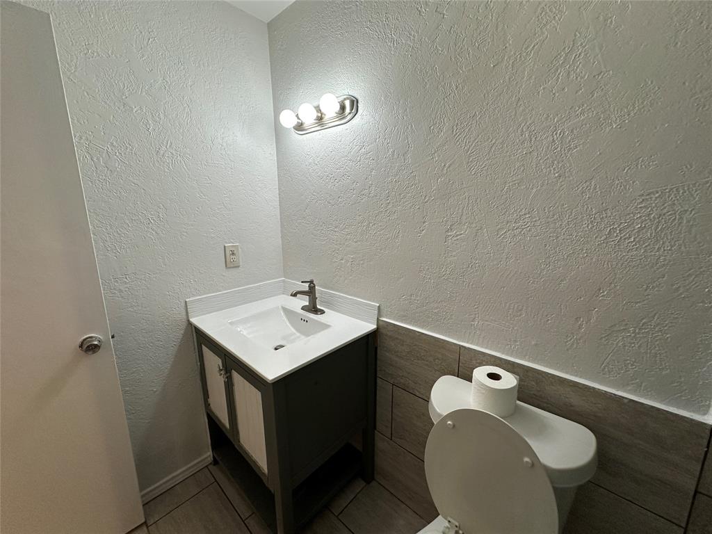 910 Sunny Slope Drive Allen, TX 75002 - Photo 21 of 27 a bathroom with a sink toilet and mirror